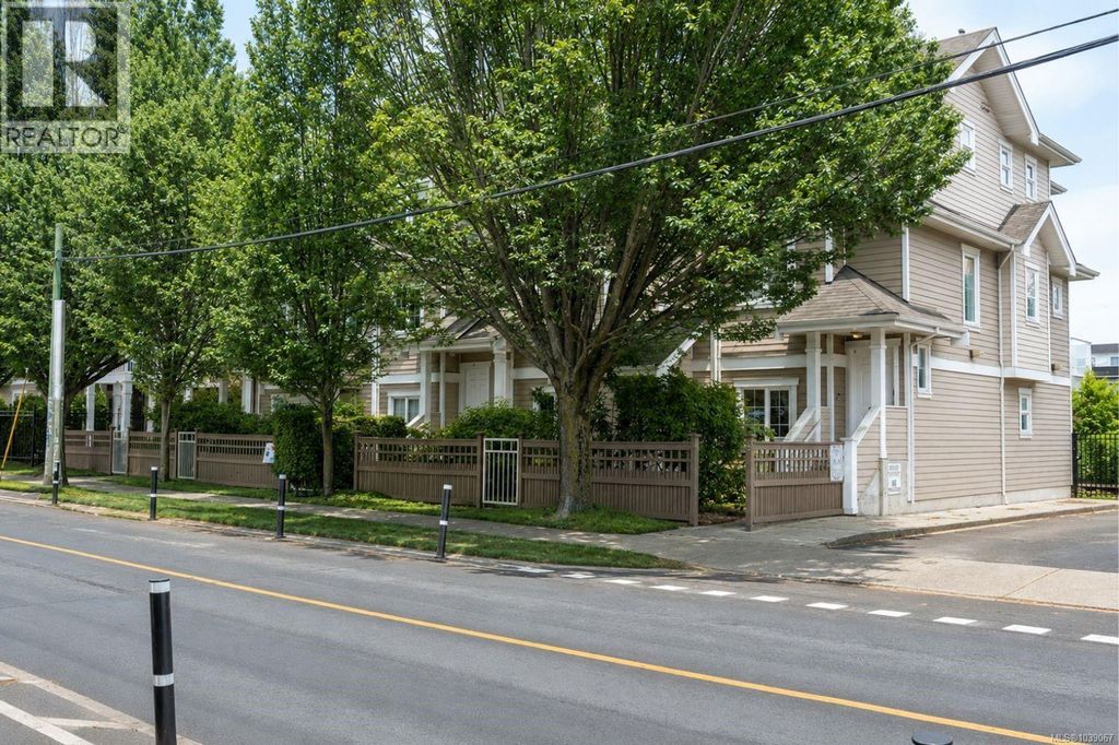 13 1043 Caledonia Ave, Victoria