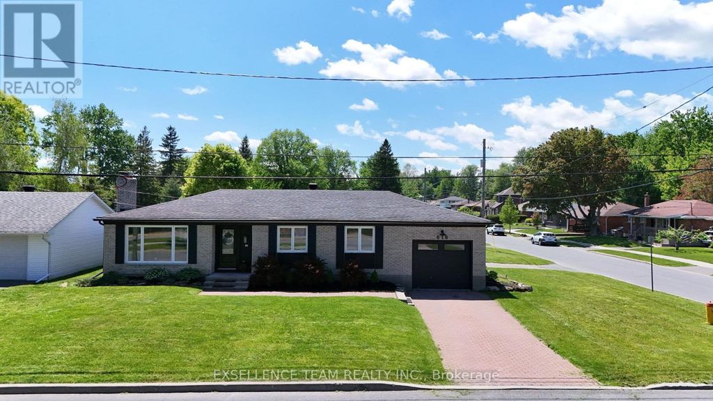 616 Surgenor Street W, Cornwall