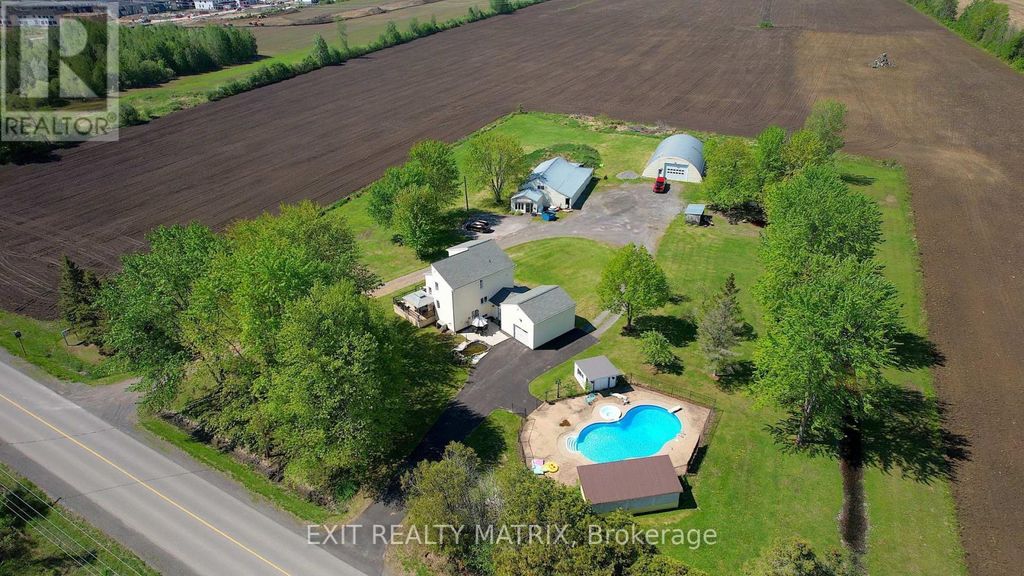 912 Eadie Road, Russell