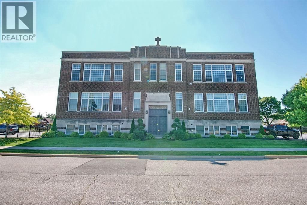 647 Irvine Unit# 301, Windsor