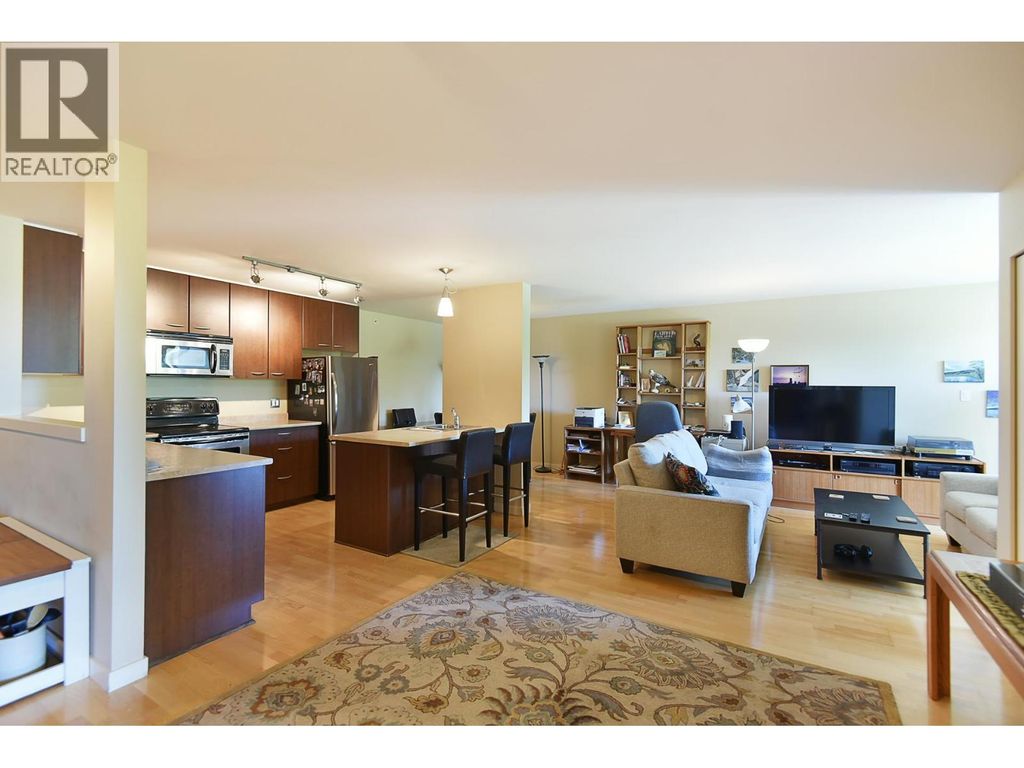 403 5631 Inlet Avenue, Sechelt