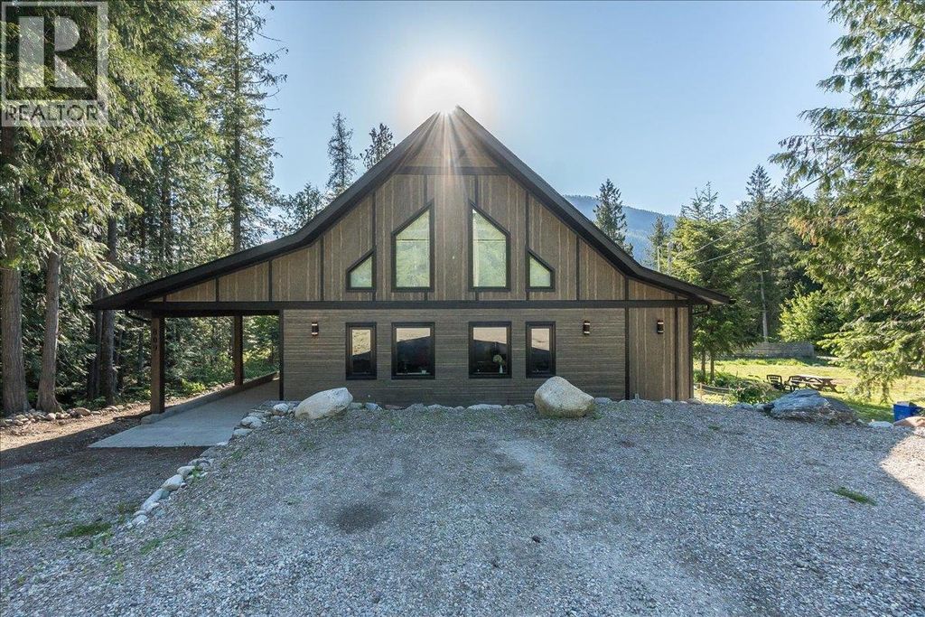 809 Slocan Street, Slocan
