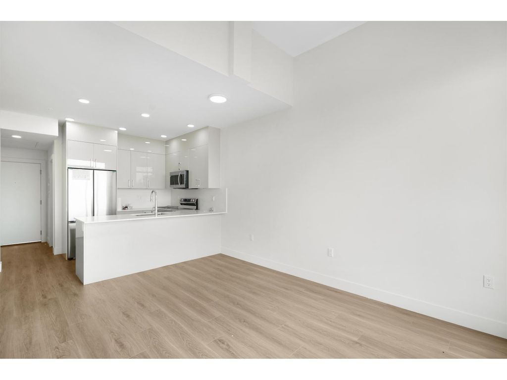 609 15739 Fraser Highway, Surrey
