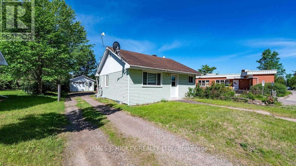 6 Hillcrest Avenue, Deep River