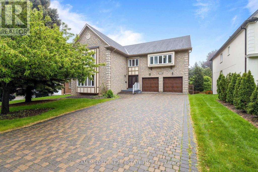 2492 Erin Centre Boulevard, Mississauga (central Erin Mills)