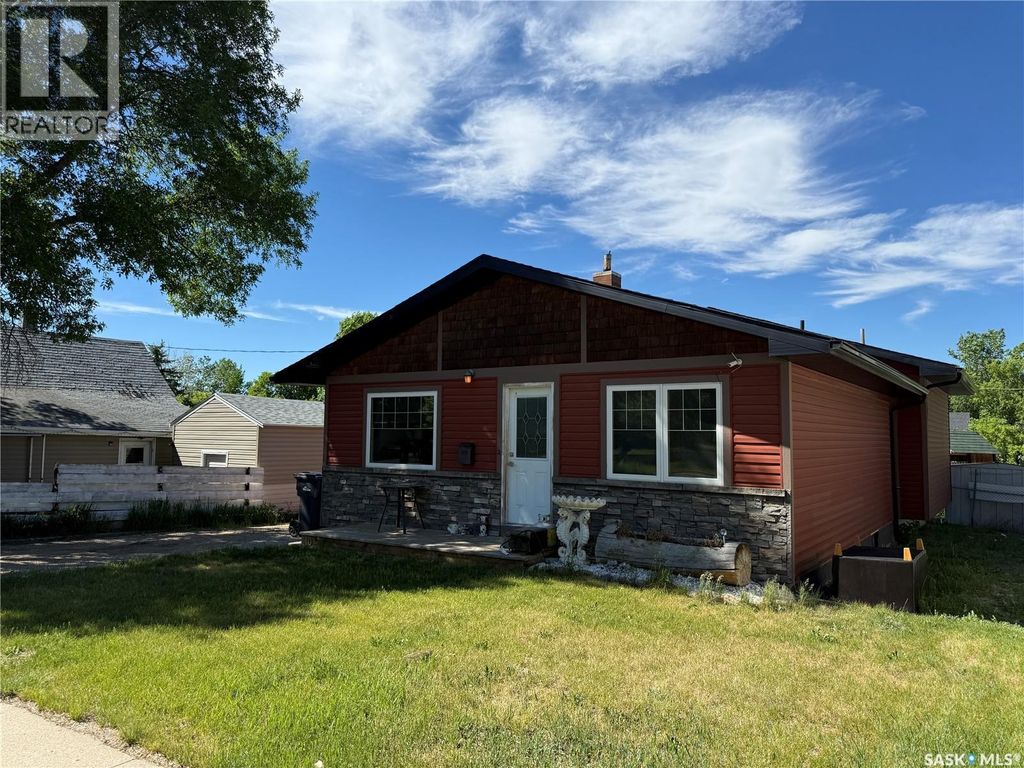 103 4th Avenue Se, Weyburn