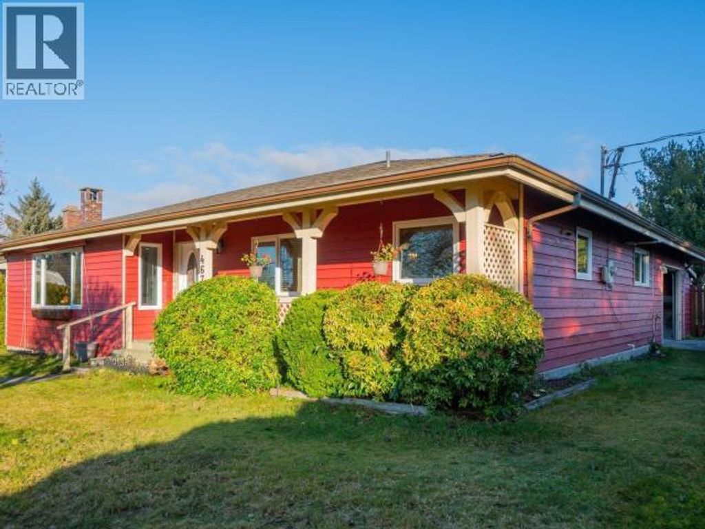 4678 Ontario Ave, Powell River