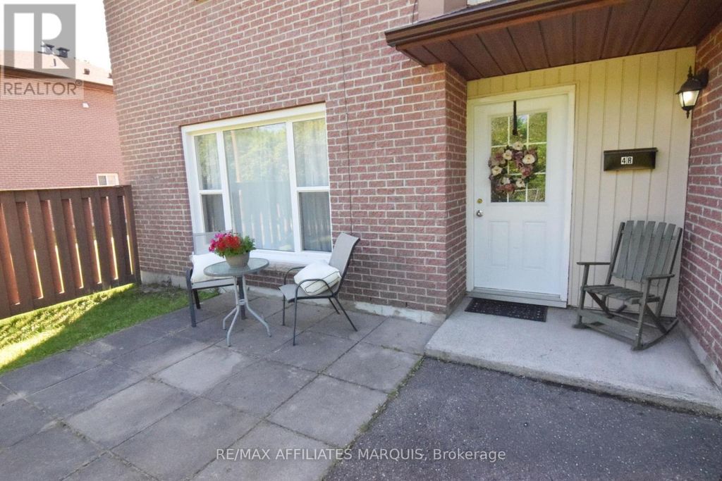\"r\" - 4 Pearl Street, Smiths Falls