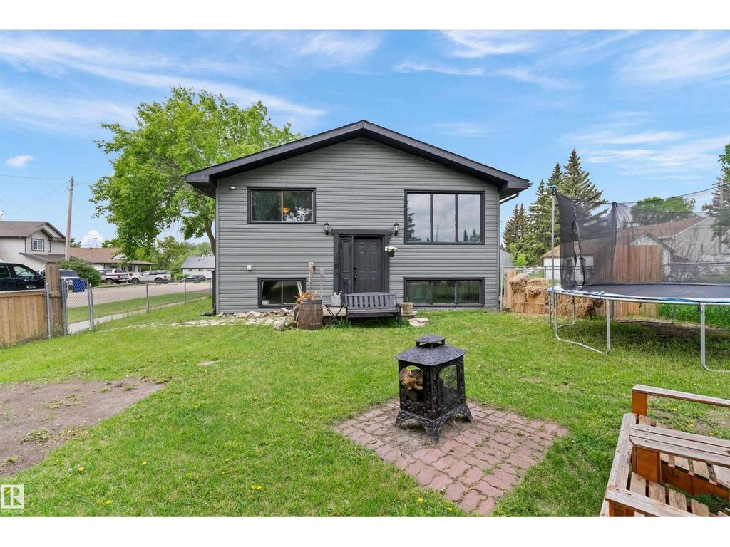 14 2 Av S, Hay Lakes