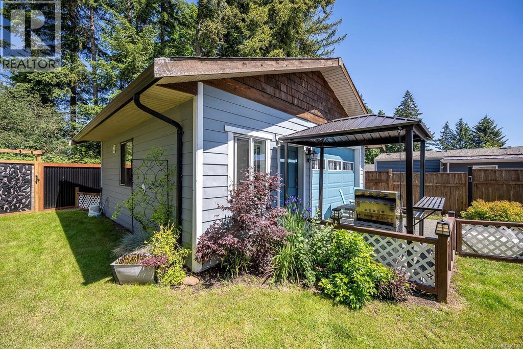 2102 Stadacona Dr, Comox