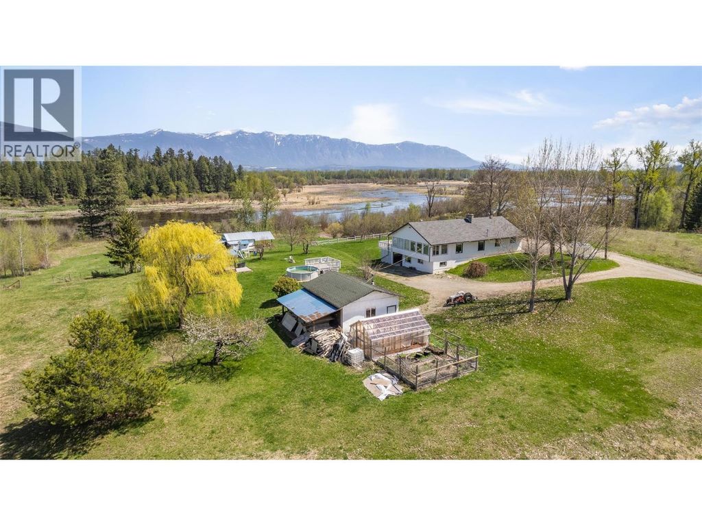 1534 West Creston Road, Creston