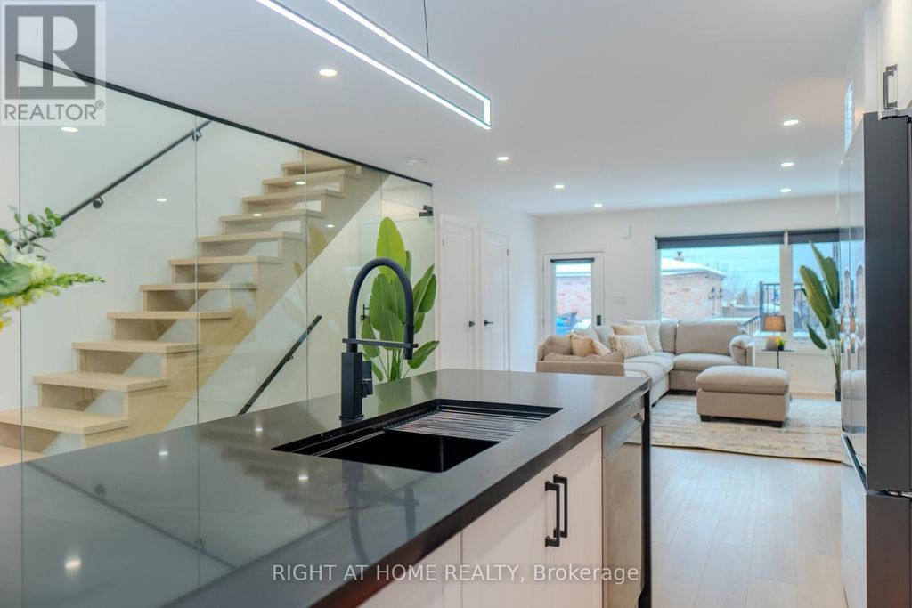 16 Habibi Lane, Toronto (corso Italia-Davenport)