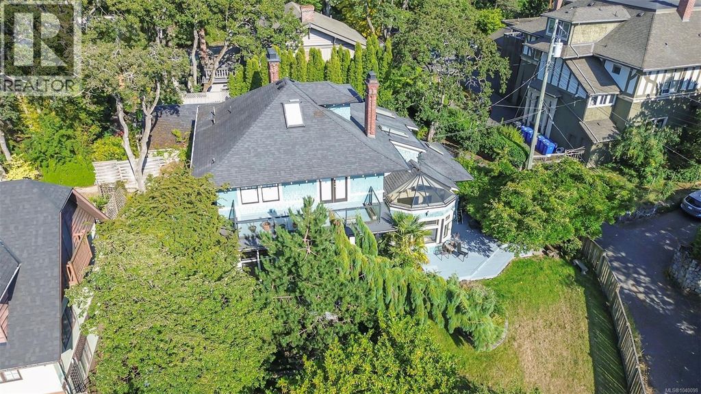 1377 Rockland Ave, Victoria