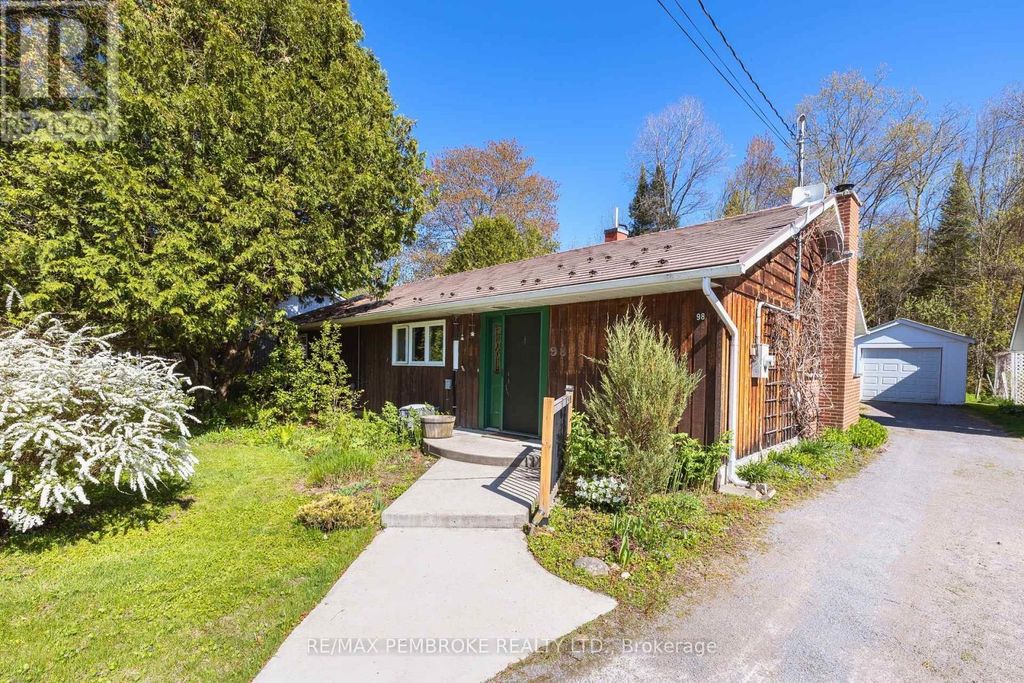 98 Glendale Avenue, Deep River