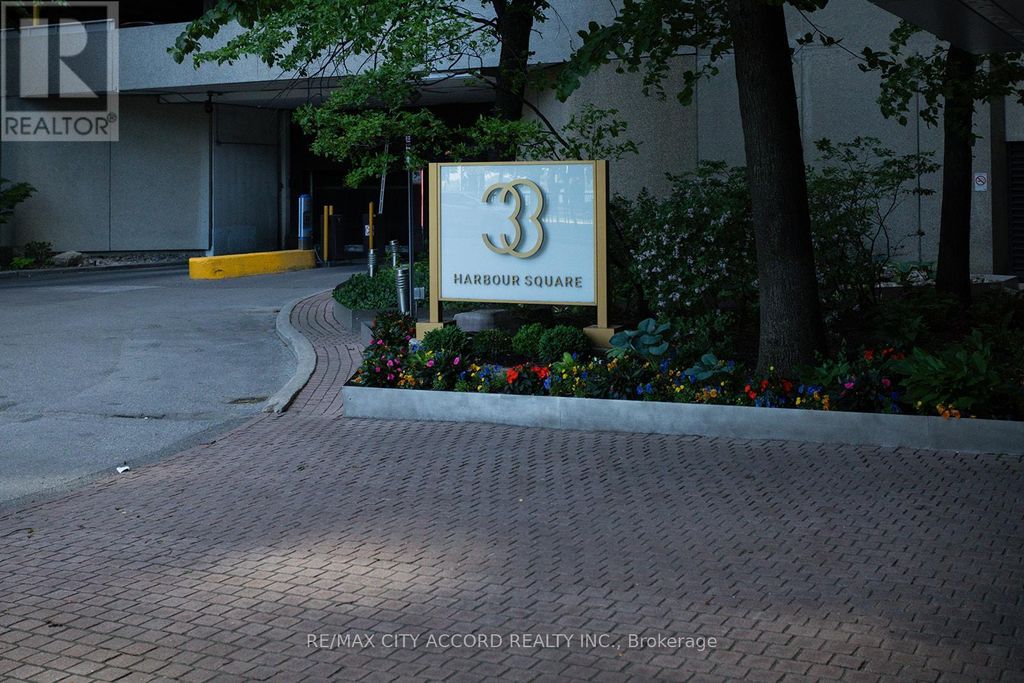 2018 - 33 Harbour Square, Toronto (waterfront Communities)