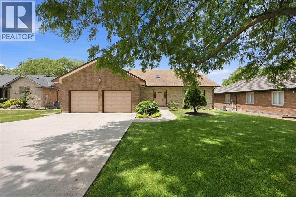 869 St. Clair Parkway, Moore Township