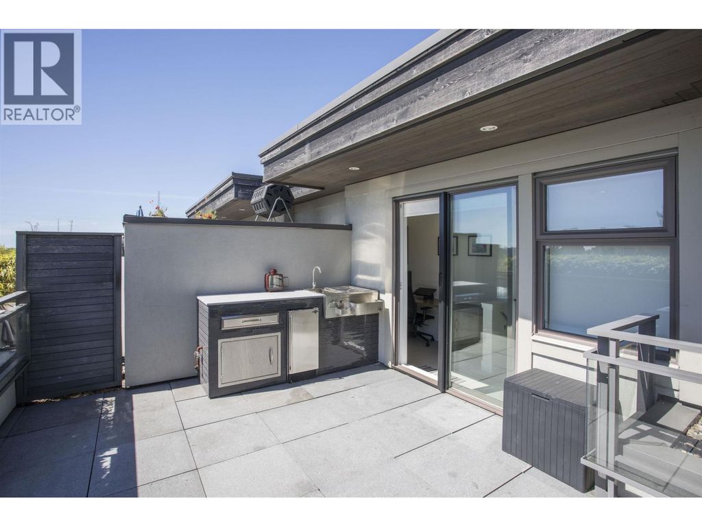 300 2432 Haywood Avenue, West Vancouver