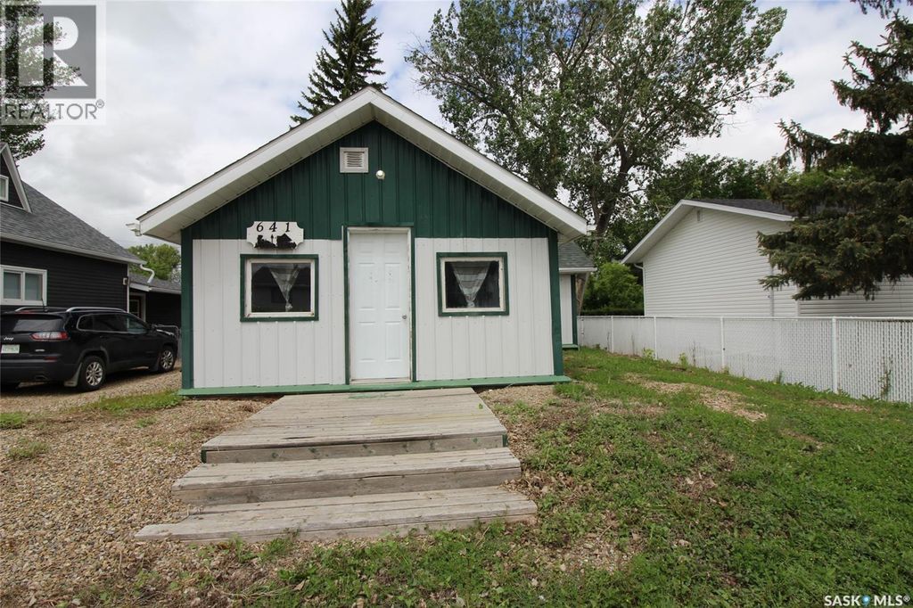 641 Railway Avenue, Eastend