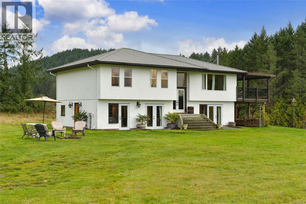 300 Wood Dale Dr, Mayne Island