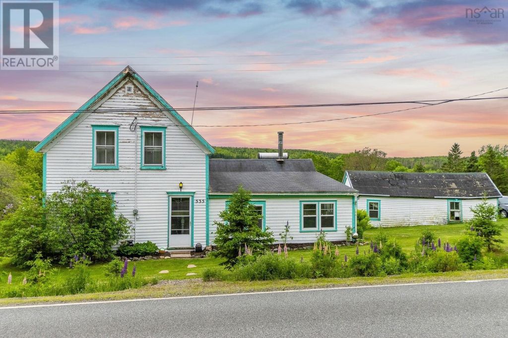 535 E River East Side Road, Glencoe
