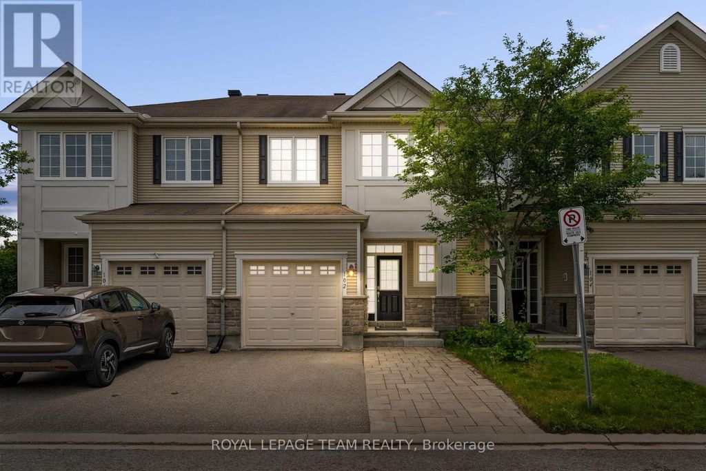 102 Lochnaw Private, Ottawa