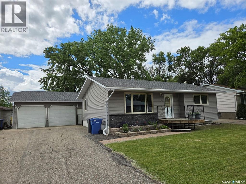18 Mountain Drive, Carlyle