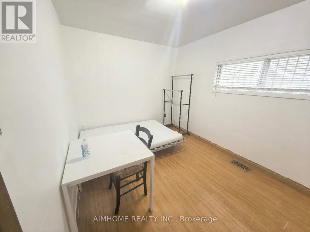 Mainflr - 137a Markham Street, Toronto (trinity-Bellwoods)