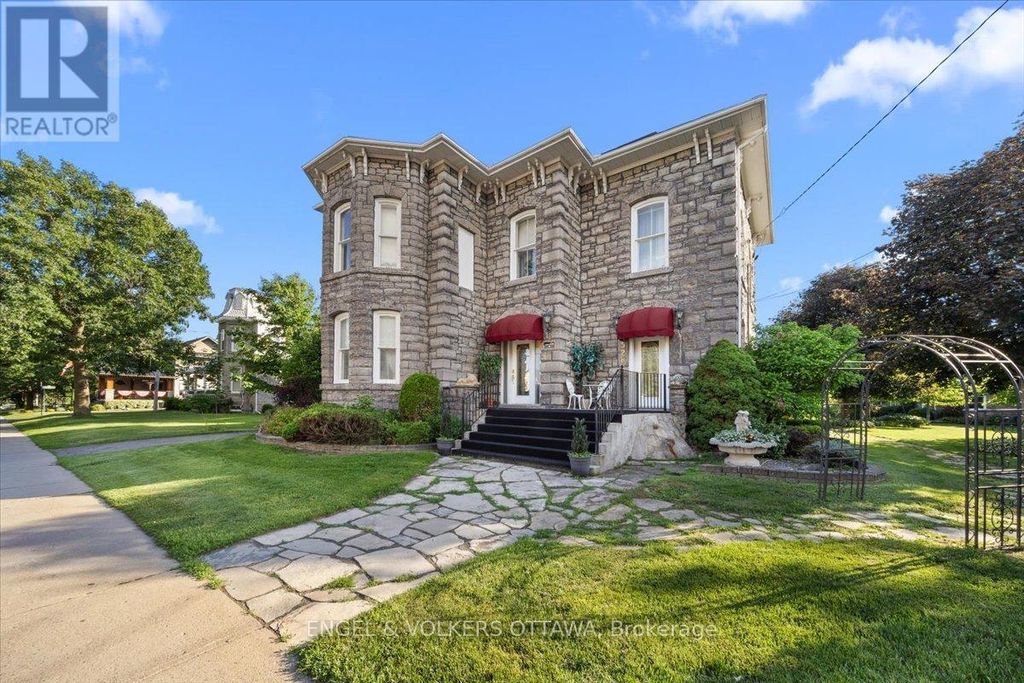 528 St Lawrence Street, North Dundas