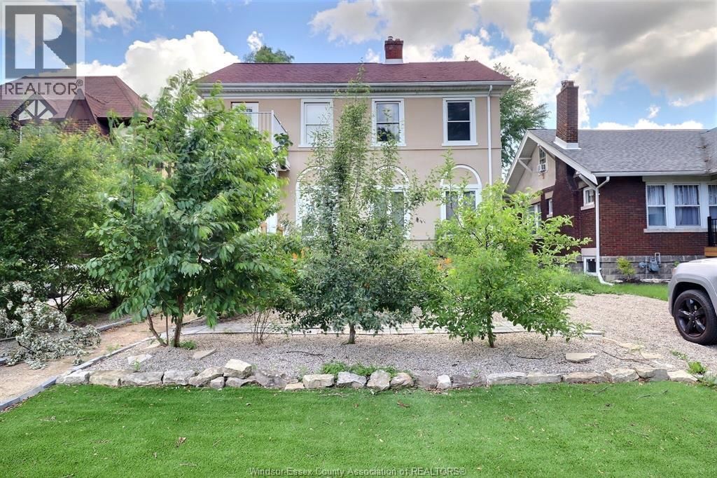 956 Victoria, Windsor