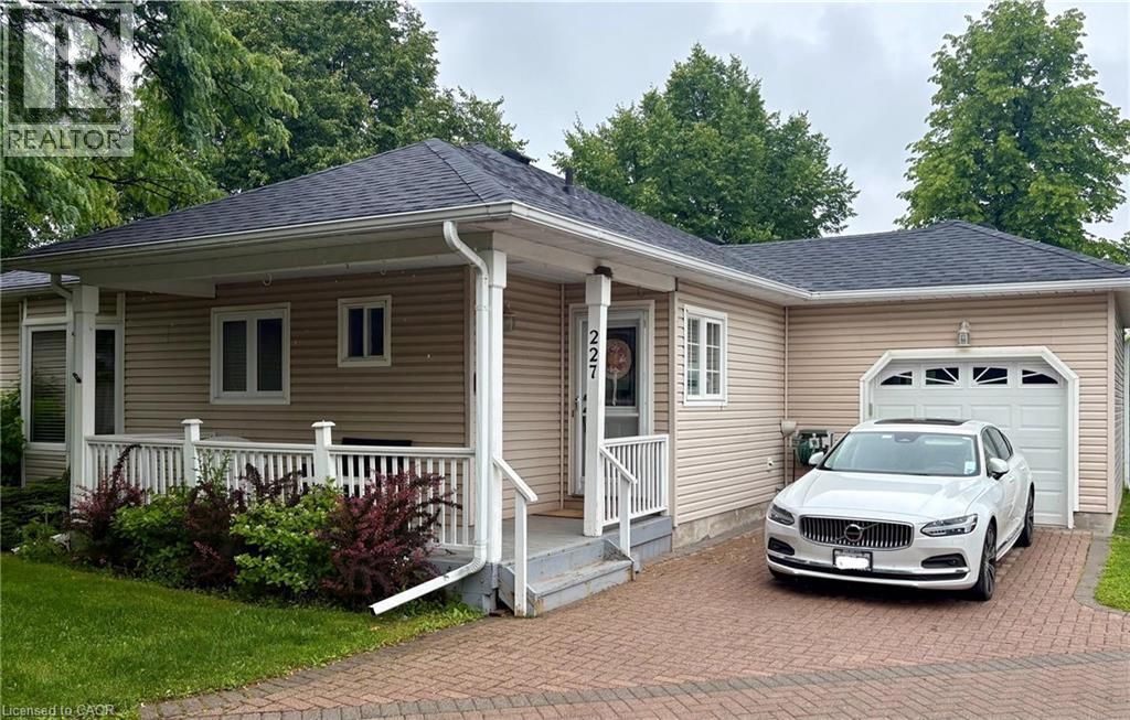 227 Silverbirch Boulevard, Mount Hope