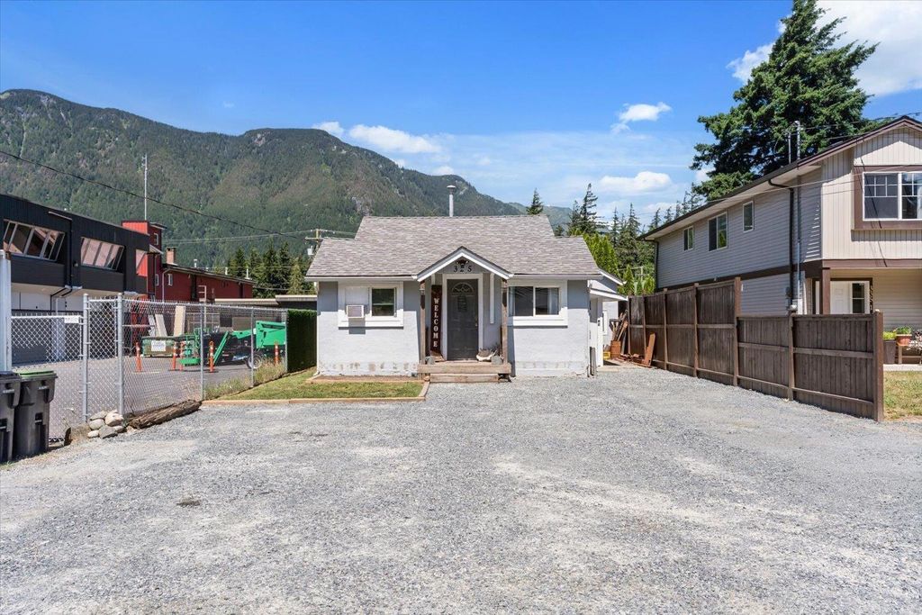 325 Hudson Bay Street|hope, Hope