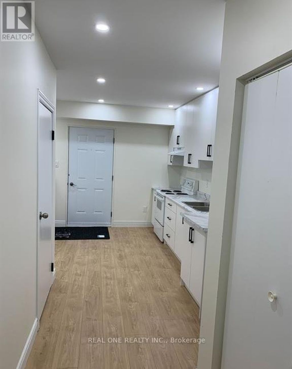 Basement - 18 Leggott Avenue, Barrie (painswick North)
