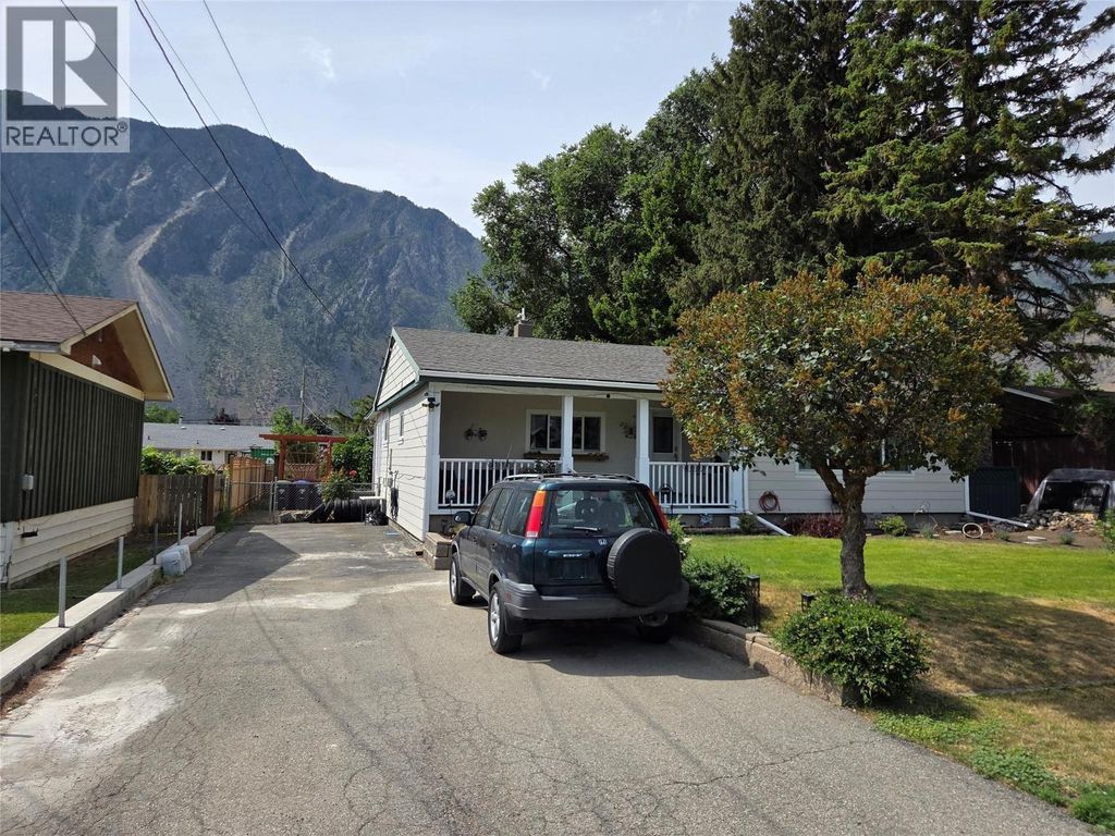 621 10th Avenue, Keremeos