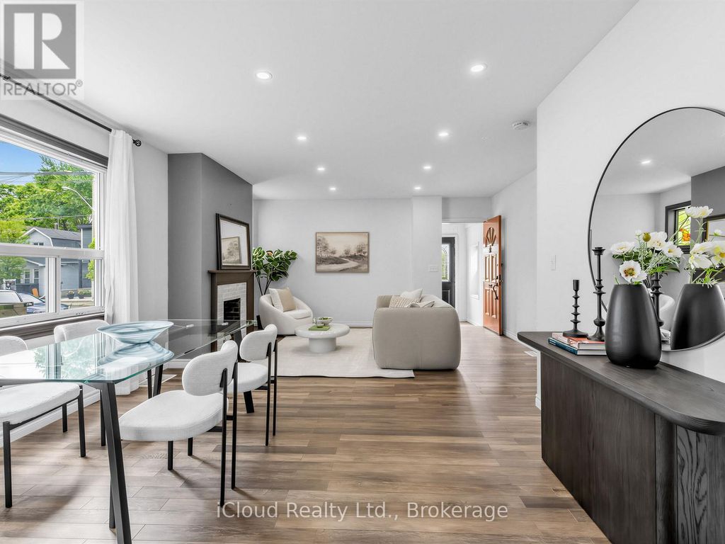 1303 Woodbine Avenue, Toronto (woodbine-Lumsden)