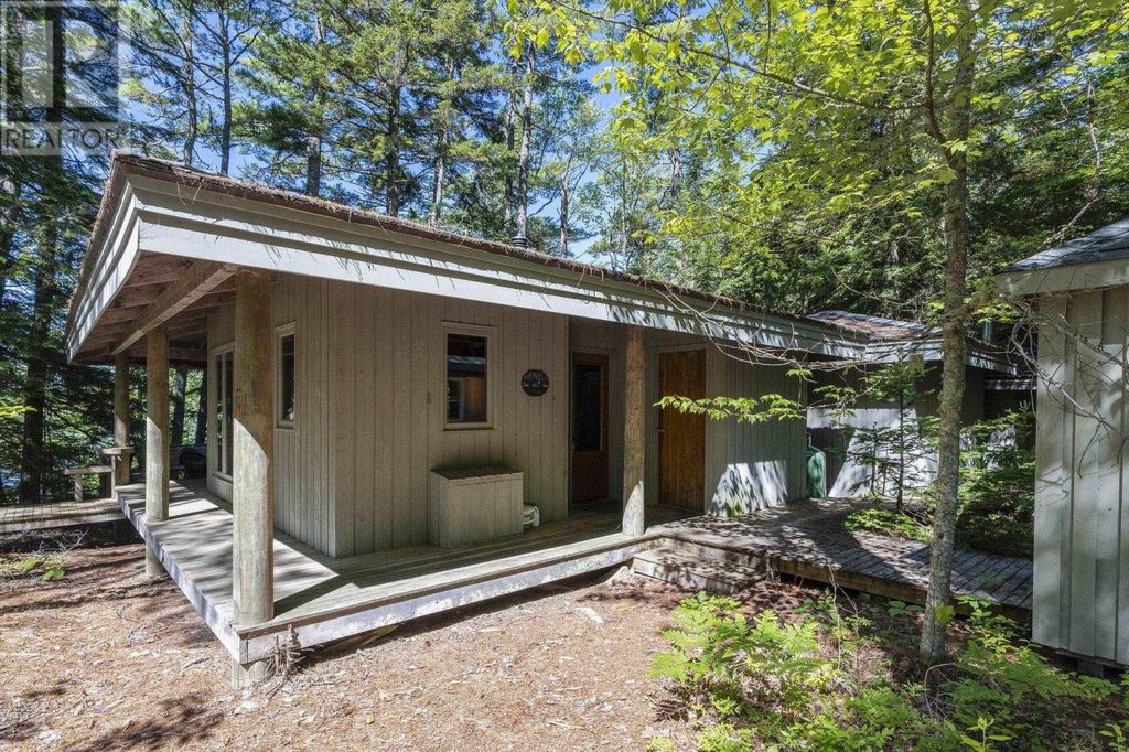 207 Middle Fork Road, Sherbrooke Lake