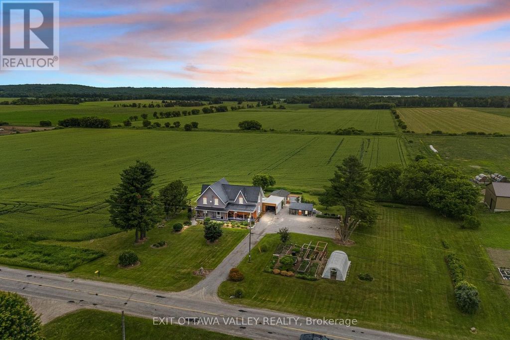 1922 Kerr Line Road, Whitewater Region