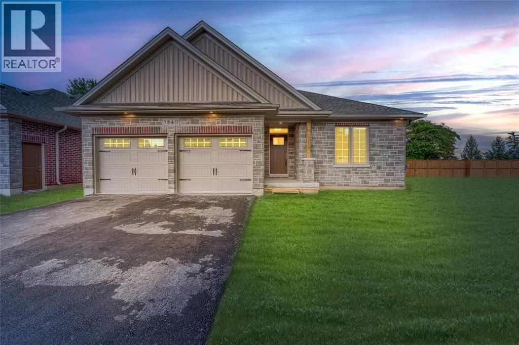 3840 Turnberry Lane, Plympton-Wyoming
