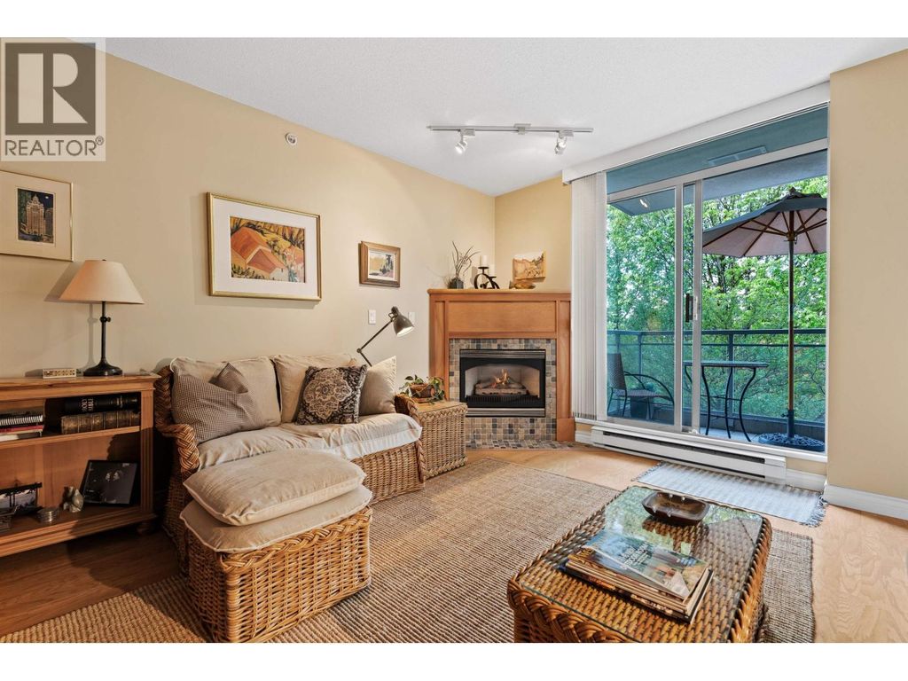 302 588 16th Street, West Vancouver
