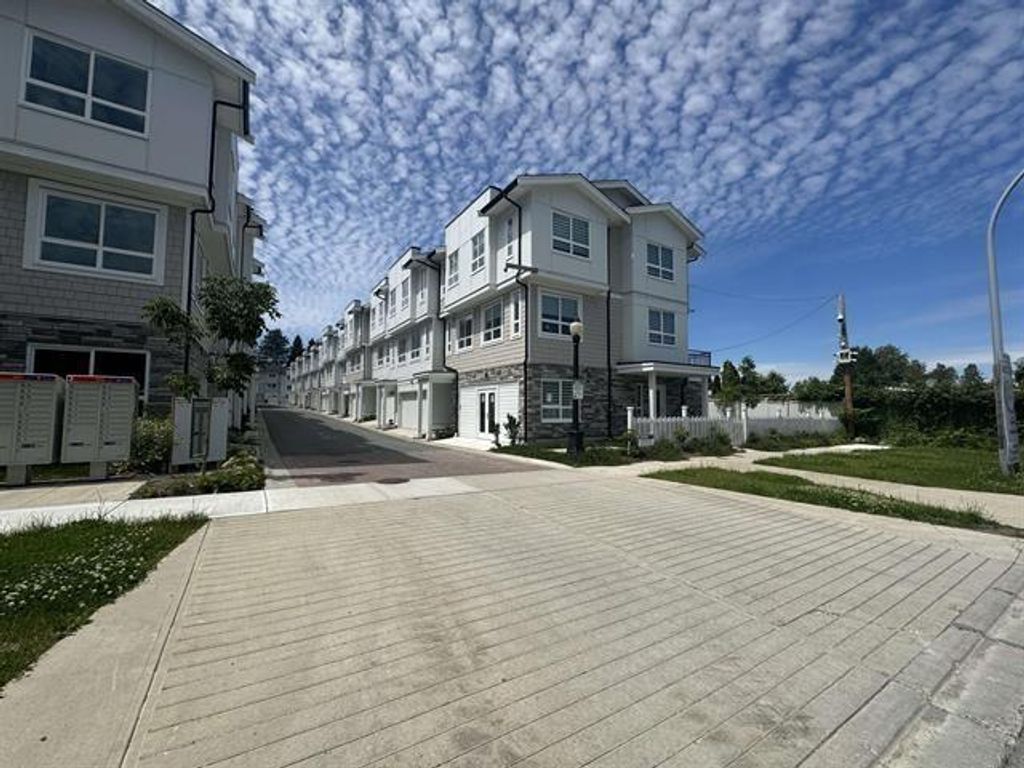 28 8181 135a Street, Surrey
