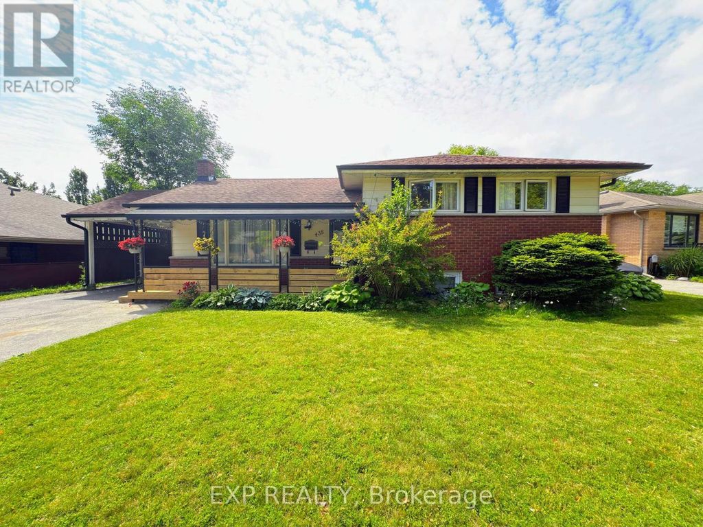 438 Magnolia Crescent, London East (east A)