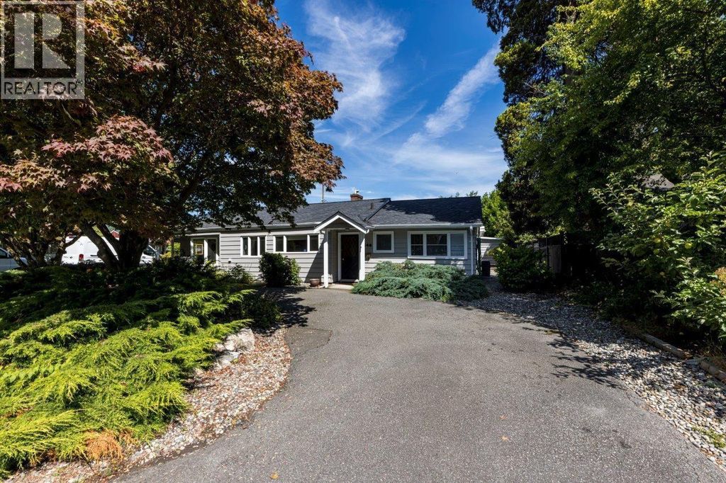 1140 Pinewood Crescent, North Vancouver