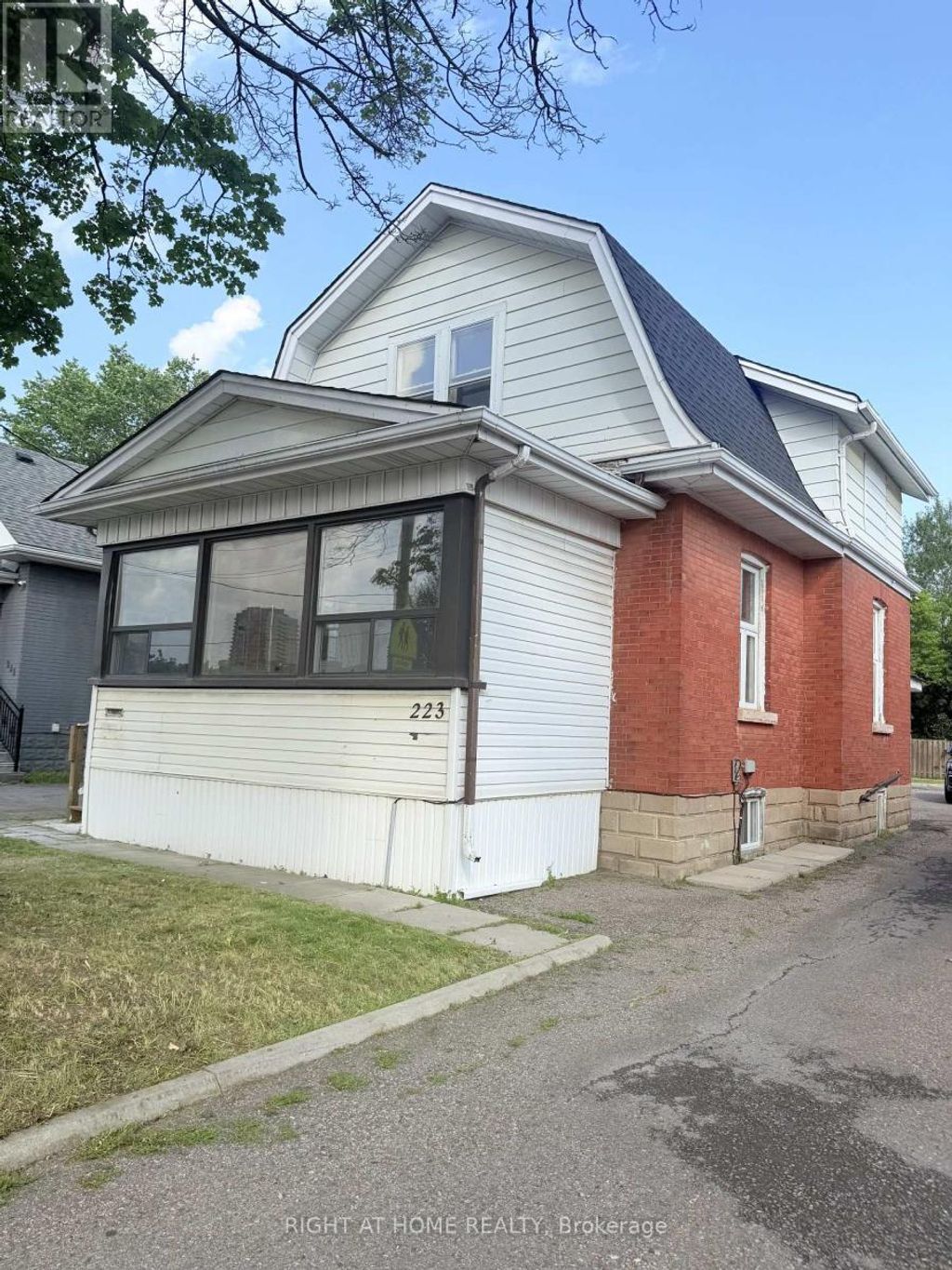 223 Queen Street W, Brampton (downtown Brampton)