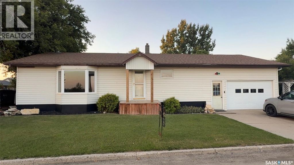 60 Railway Avenue, Redvers