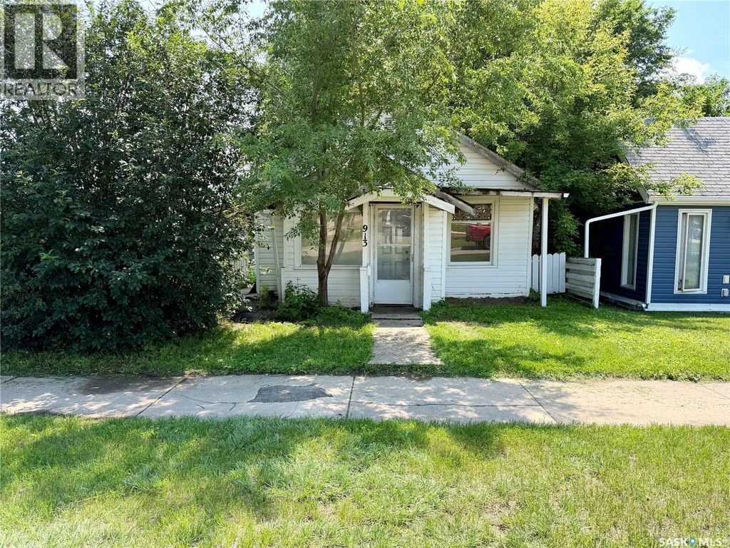 913 Stadacona Street W, Moose Jaw