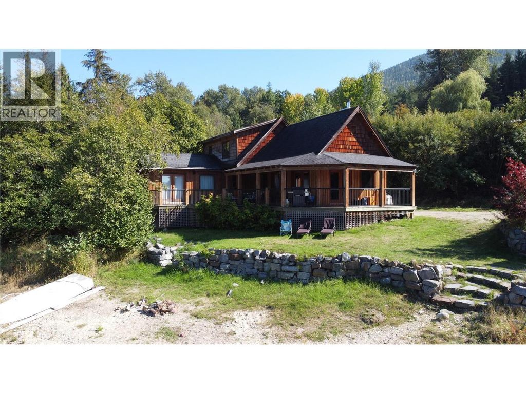 113 Kootenay Lake Road, Procter