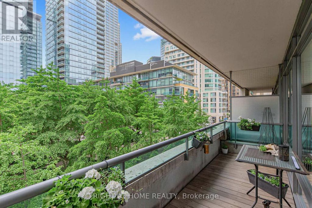 305 - 18 Yorkville Avenue, Toronto (annex)