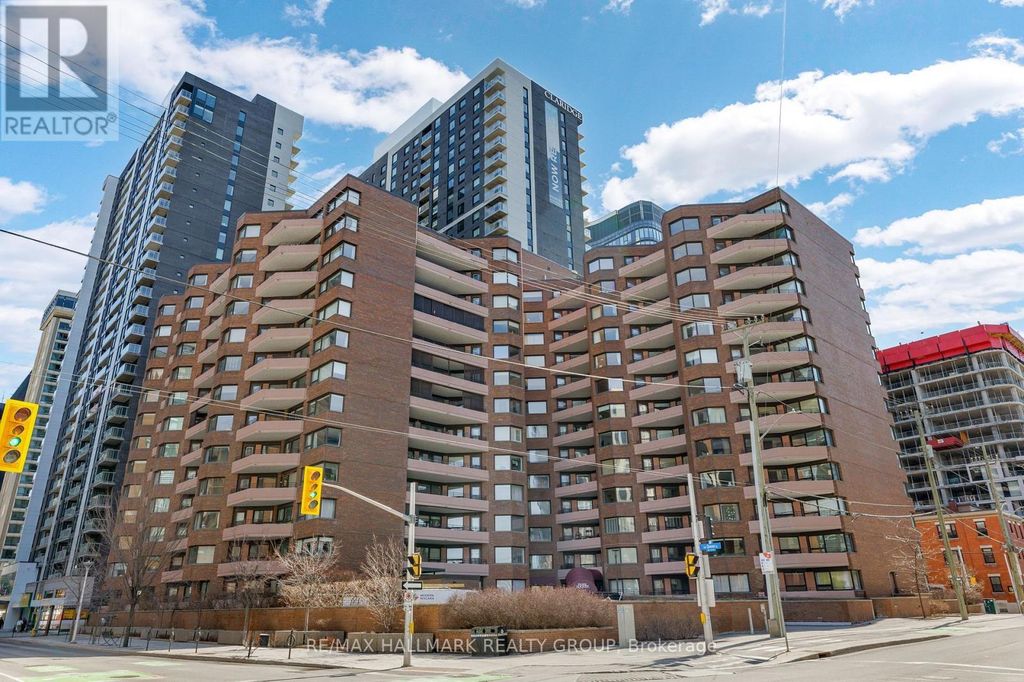 810 - 151 Bay Street, Ottawa
