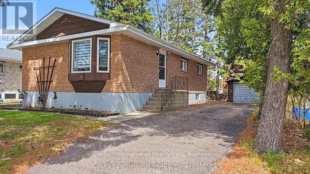 36 Susan Street W, Huntsville