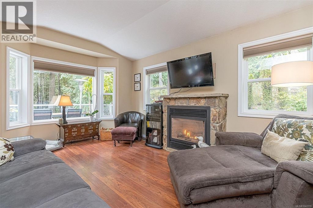 350 Dogwood Dr, Ladysmith