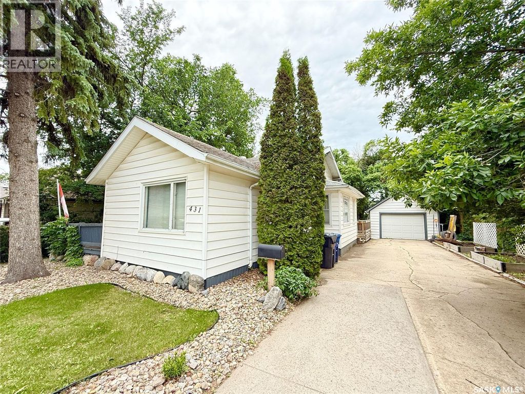 431 Qu'appelle Street, Weyburn